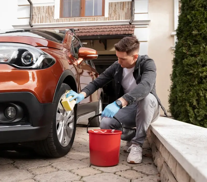 Lavage auto à domicile Saint-Didier-sous-Aubenas : professionnel intervenant sur un véhicule